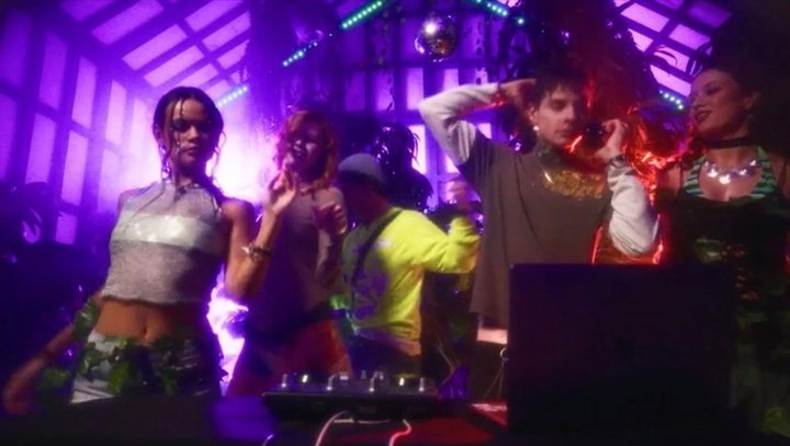 Groove, still 4